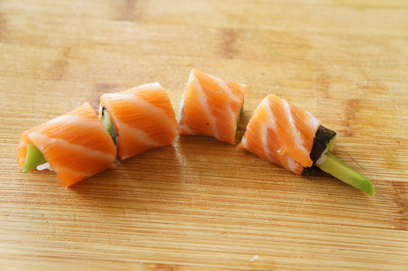cutting-upstream-sushi-roll