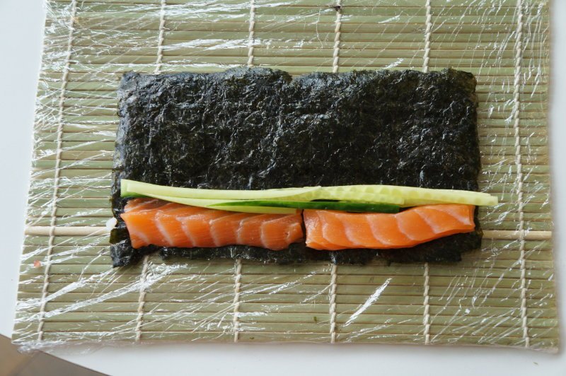 salmon_cucumber_sushi_roll